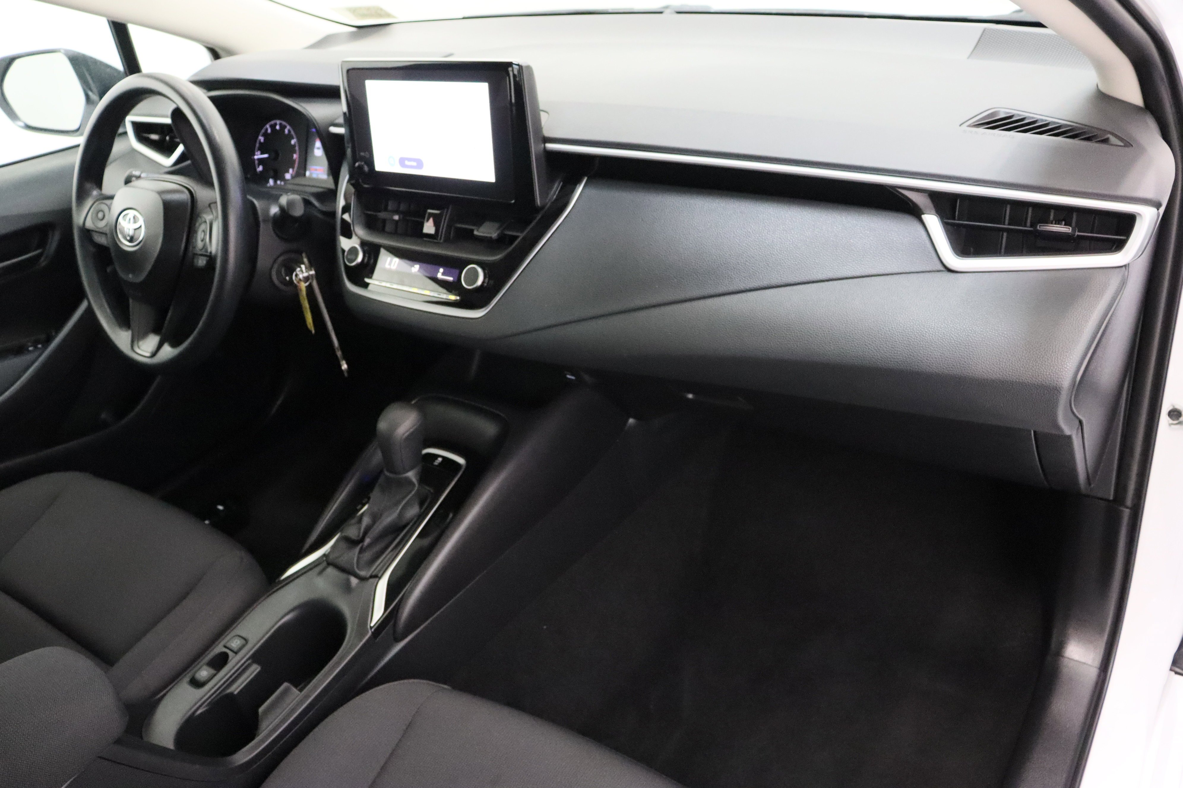 Used 2025 Ice Cap Toyota LE 2.0L image 32
