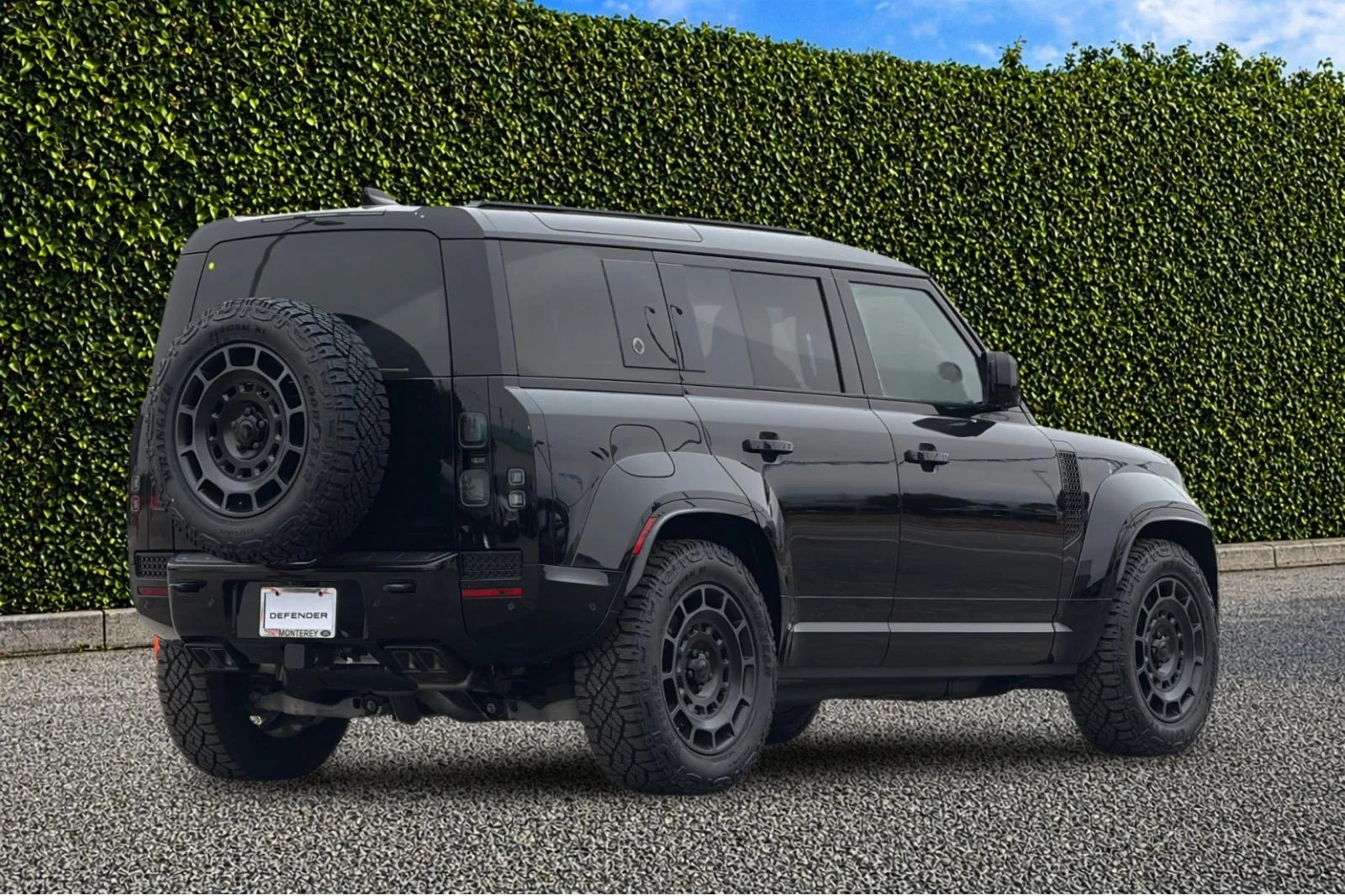 2026 Land Rover Defender OCTA Black - Photo 6