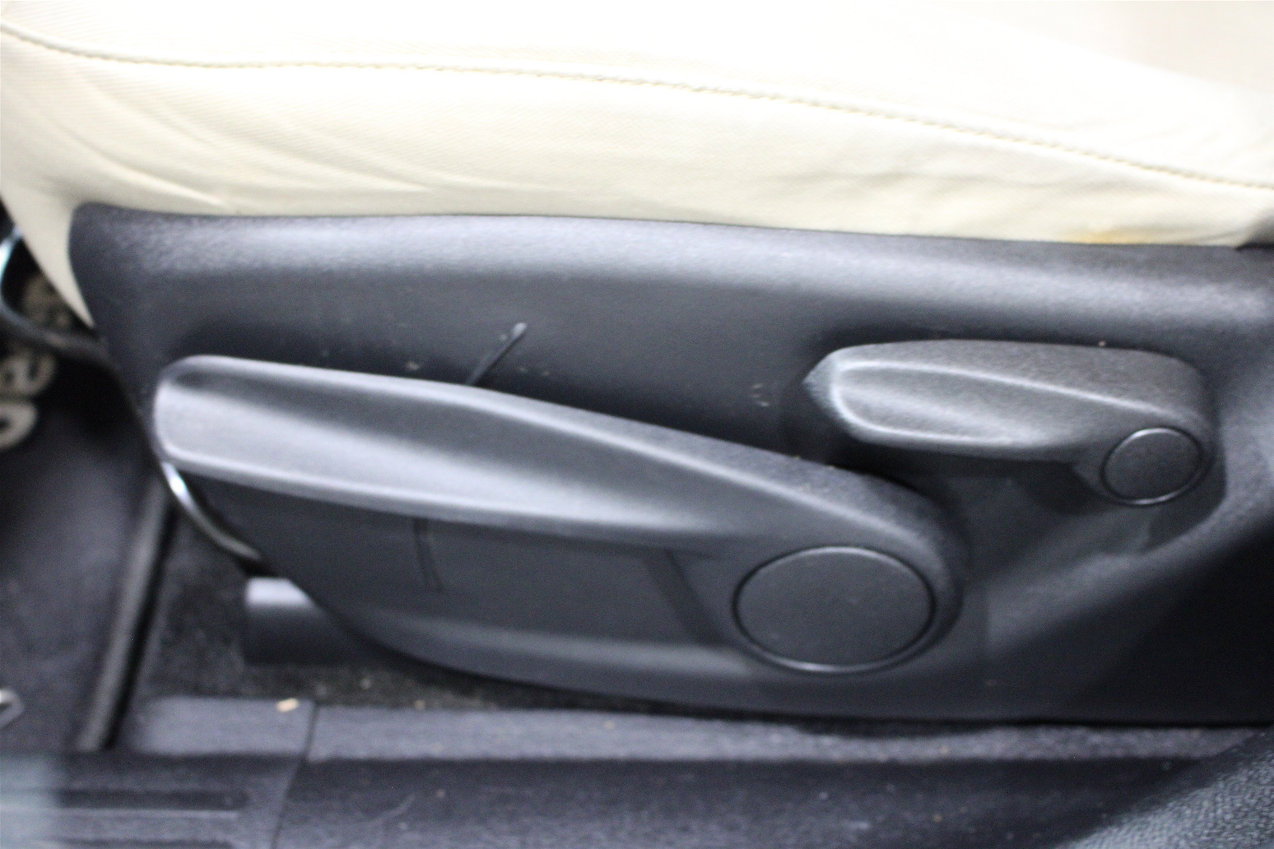 Used 2015 Granite Crystal Metallic Clearcoat Jeep Latitude image 5