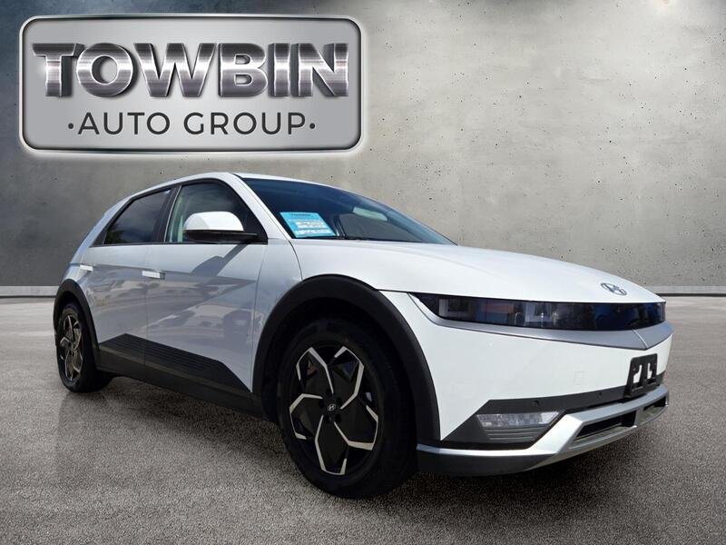 Used 2024 White HYUNDAI SEL RWD image 2