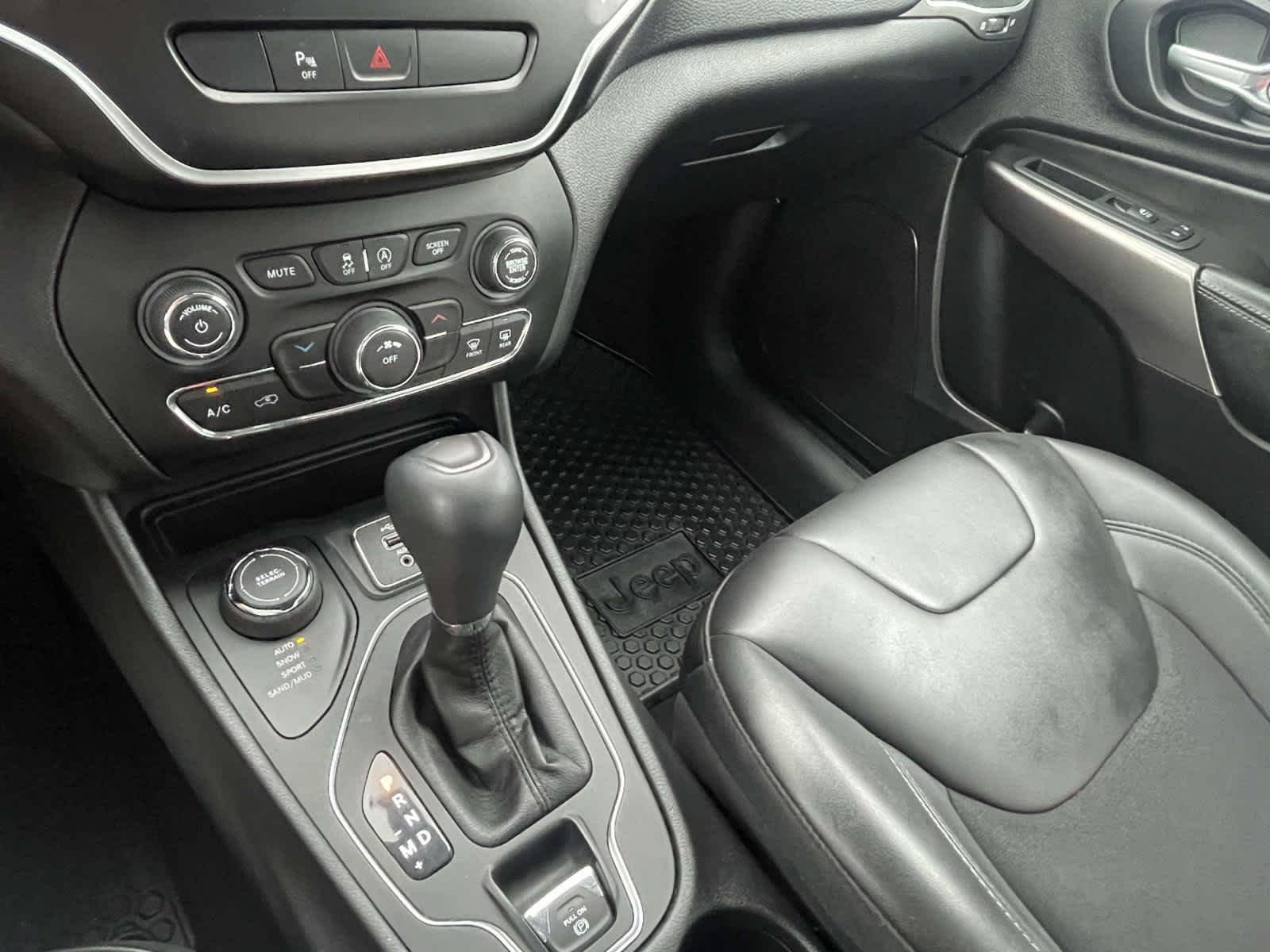 Used 2019 Bright White Clearcoat Jeep Latitude Plus image 26