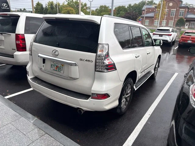 Used 2018  Lexus 460 Luxury image 4
