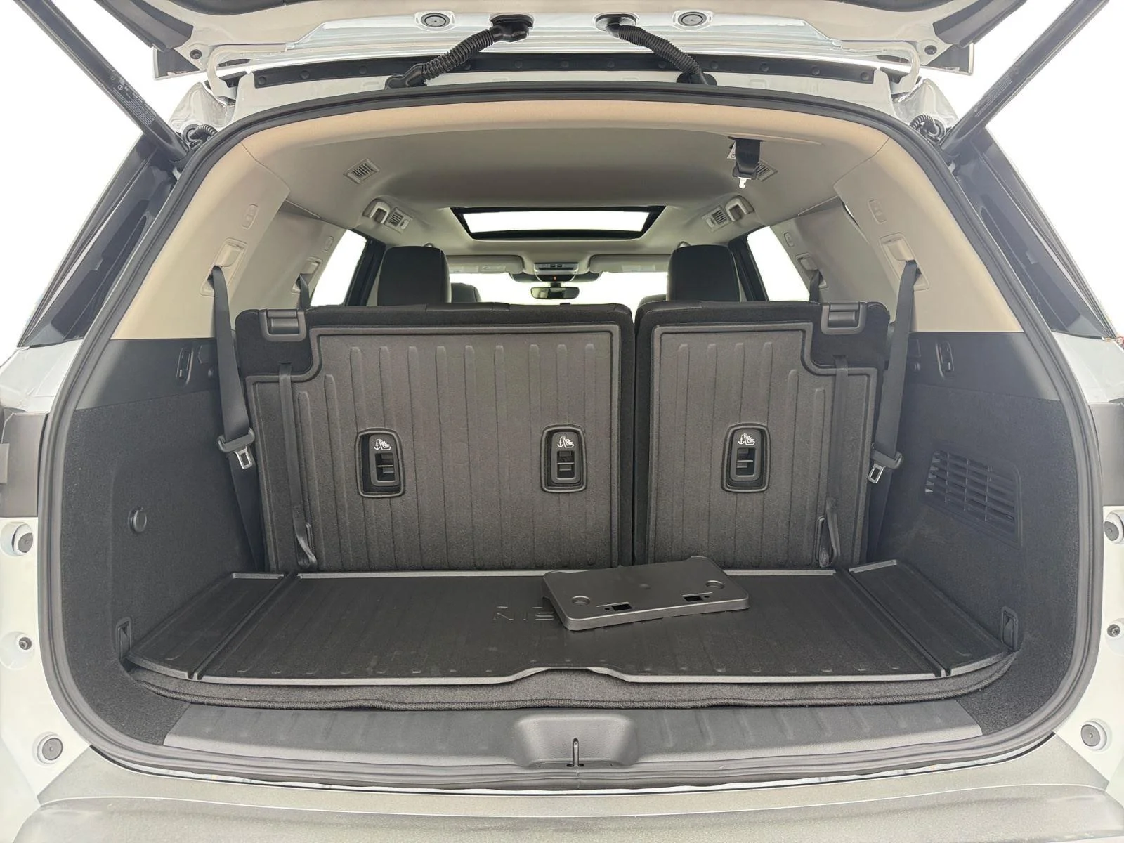 New 2026 Everest White Pearl Tricoat Nissan Platinum image 24