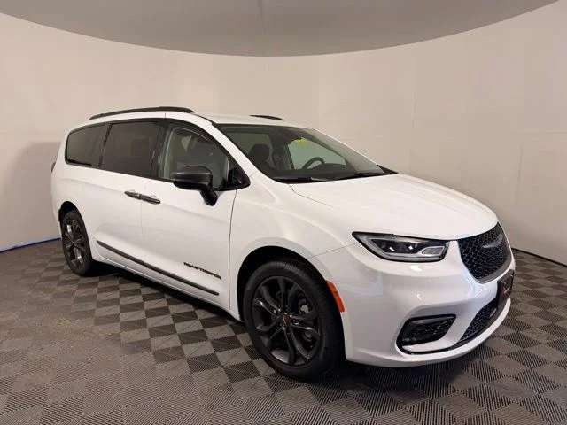 2023 Chrysler Pacifica Touring L AWD's photo