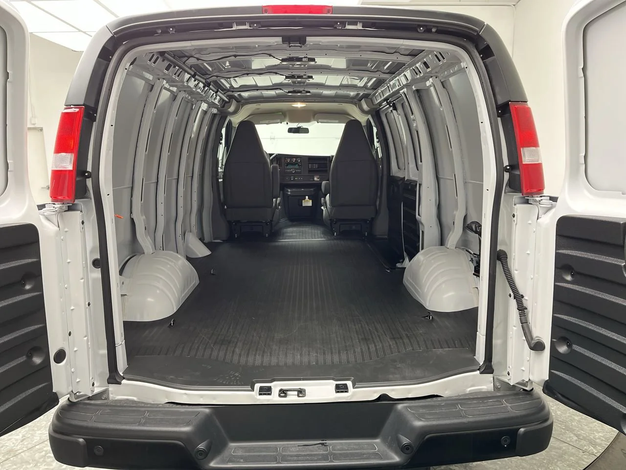 2025 GMC Savana Cargo Work Van - Photo 21