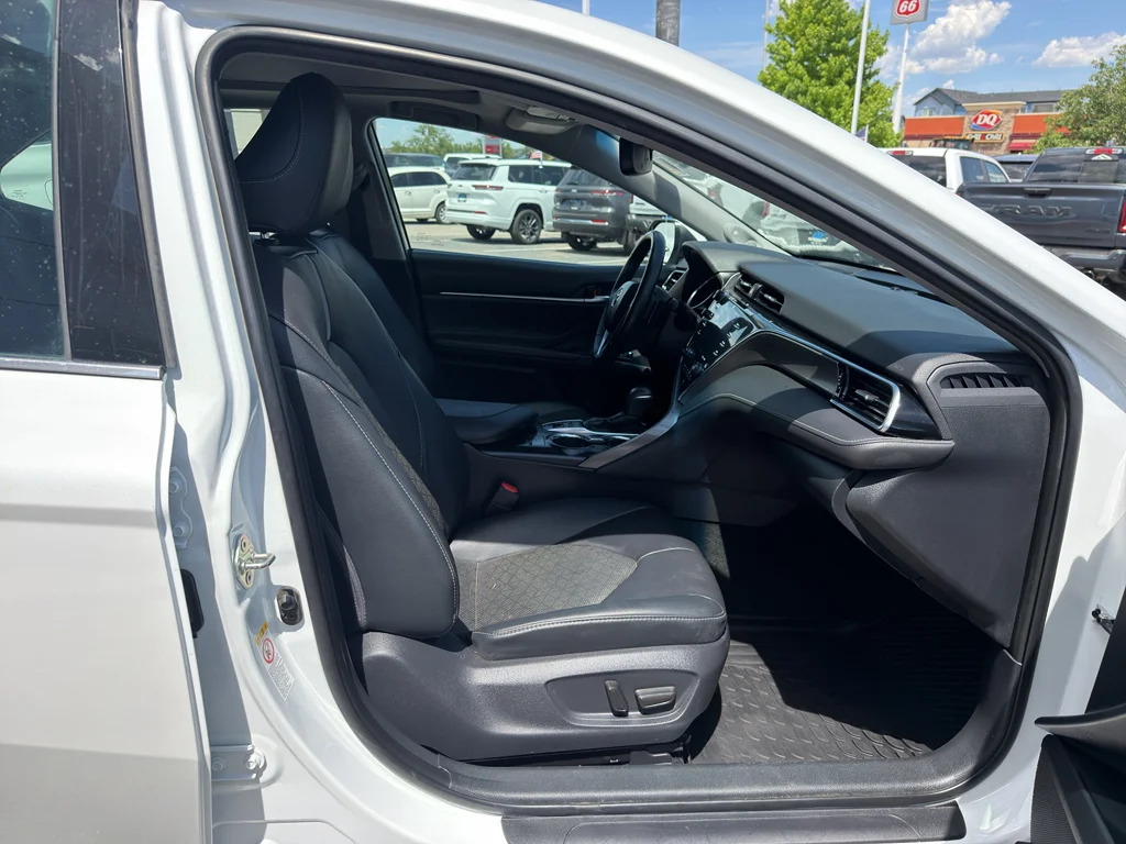 Used 2018 Super White Toyota XSE V6 image 10