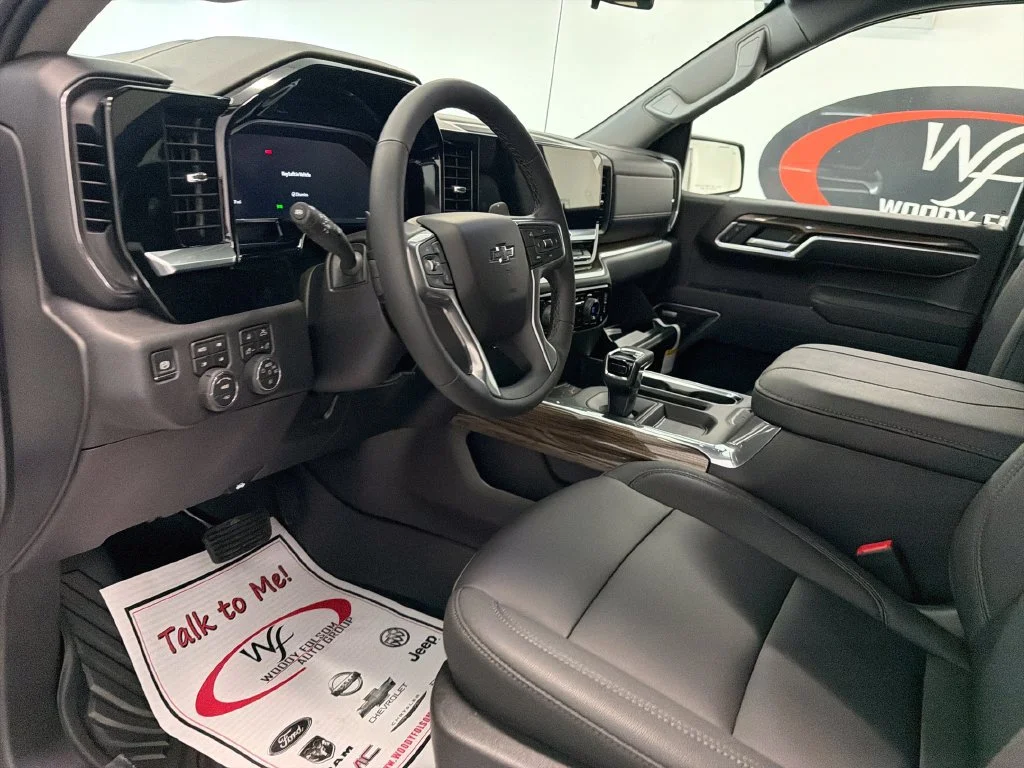 New 2026 Summit White Chevrolet RST image 9