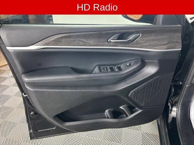 New 2026 Diamond Black Crystal Pearl-Coat Exterior Paint Jeep Laredo image 10
