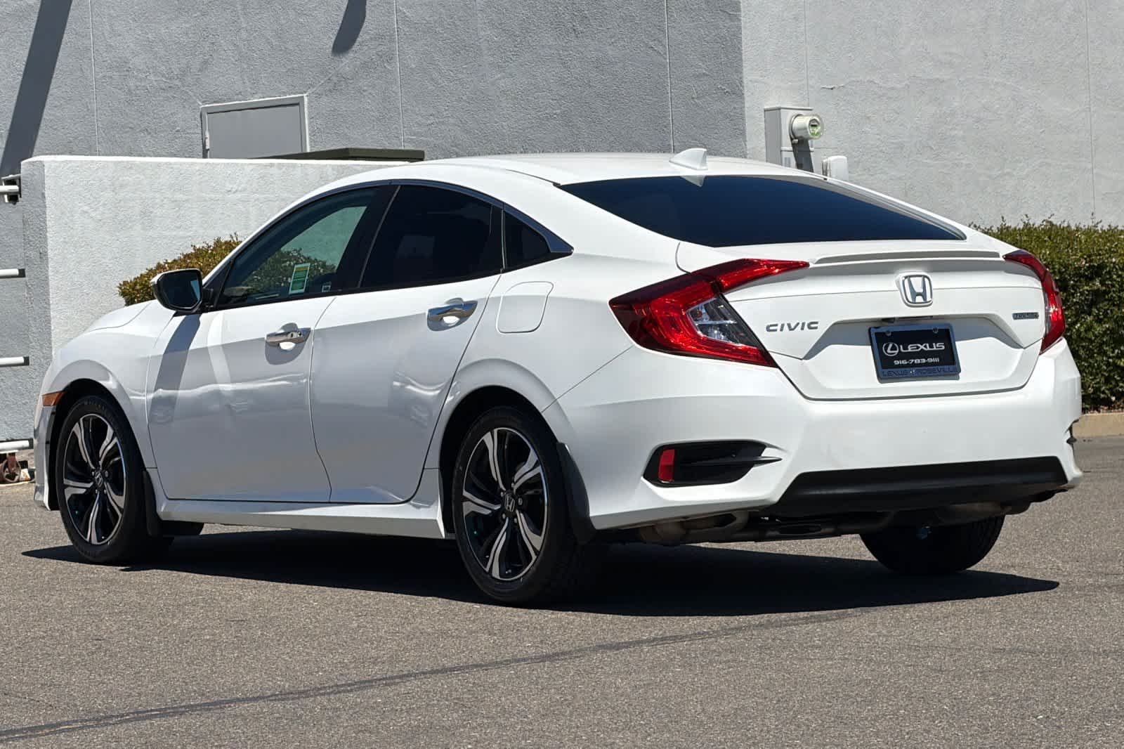 Used 2017  Honda Touring image 7