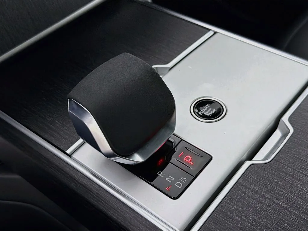 New 2026 Santorini Black Land Rover SE image 17