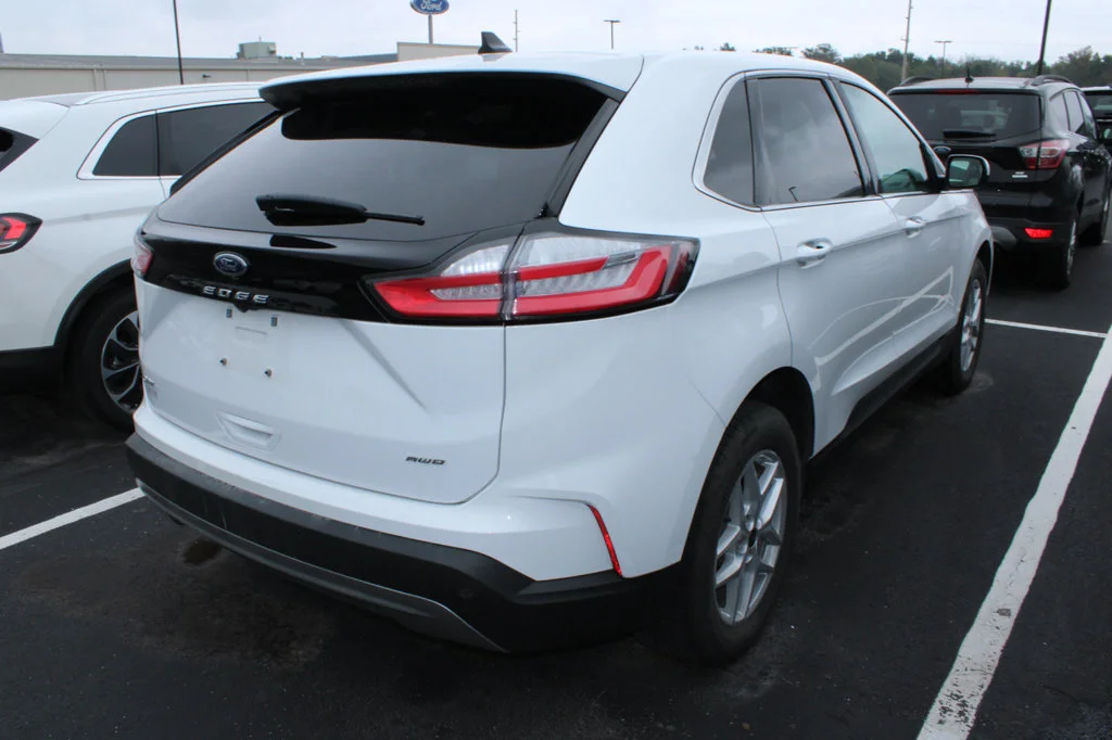 Used 2024 Oxford White Ford SEL image 4