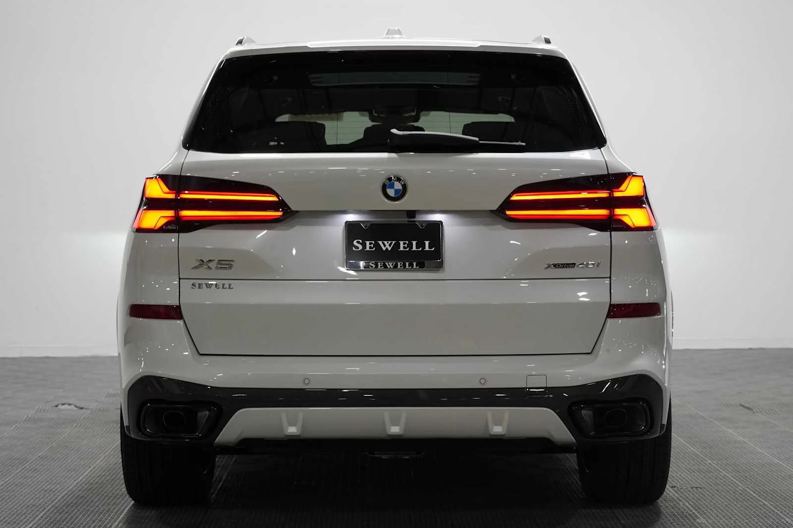 New 2026 Mineral White Metallic BMW xDrive40i image 5