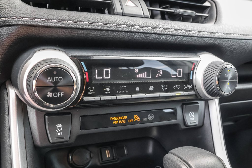 Used 2020 White Toyota XLE image 25