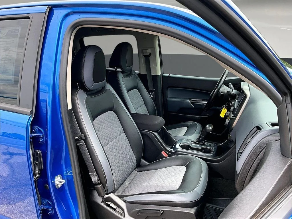 Used 2018 Blue Chevrolet Z71 image 31