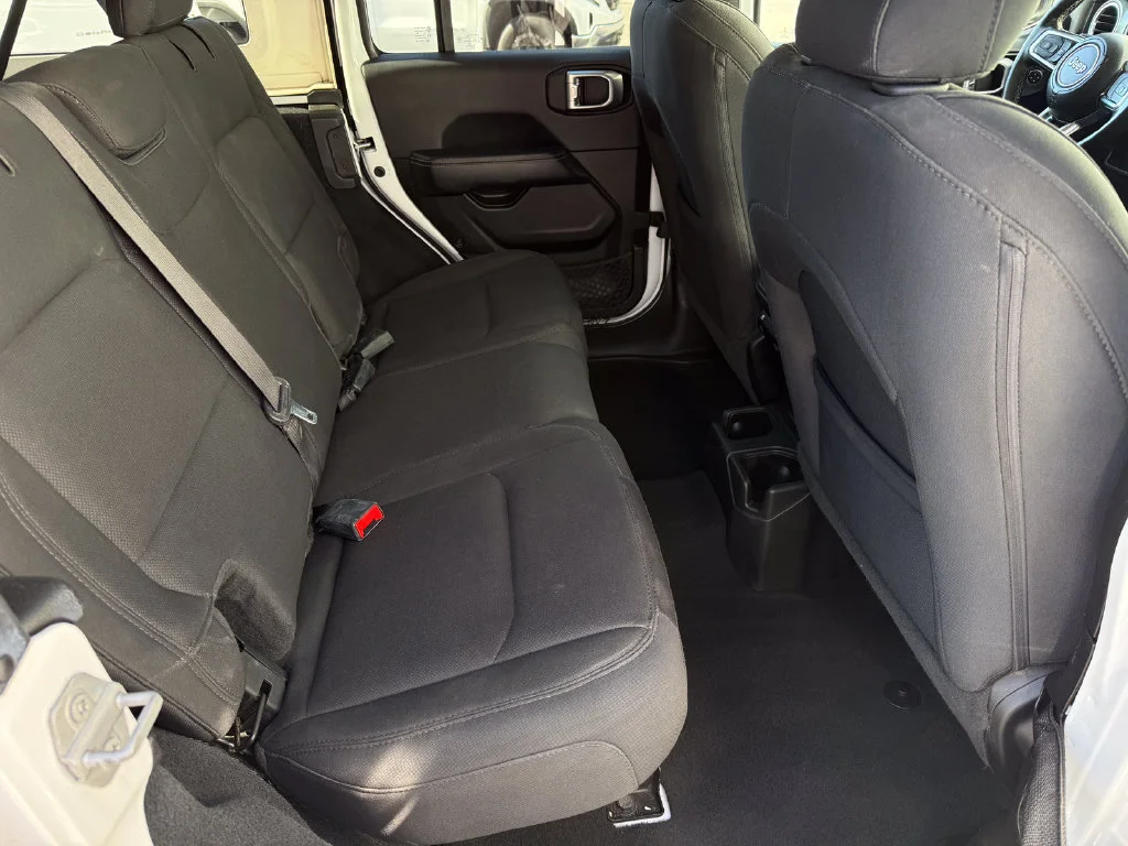 Used 2022  Jeep Unlimited Sahara image 18