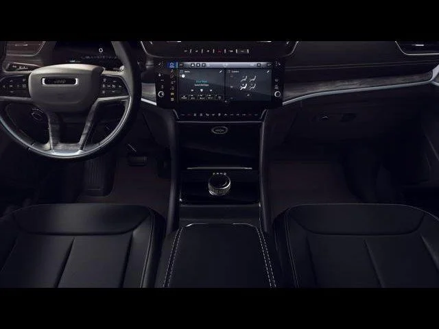 New 2026 Silver Zynith Exterior Paint Jeep Altitude image 5
