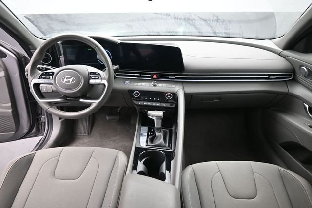 Used 2025 Silver Hyundai SEL Convenience image 28