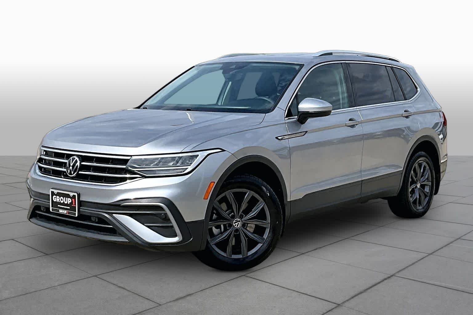 Used 2022 Pyrite Silver Metallic Volkswagen SE image 2
