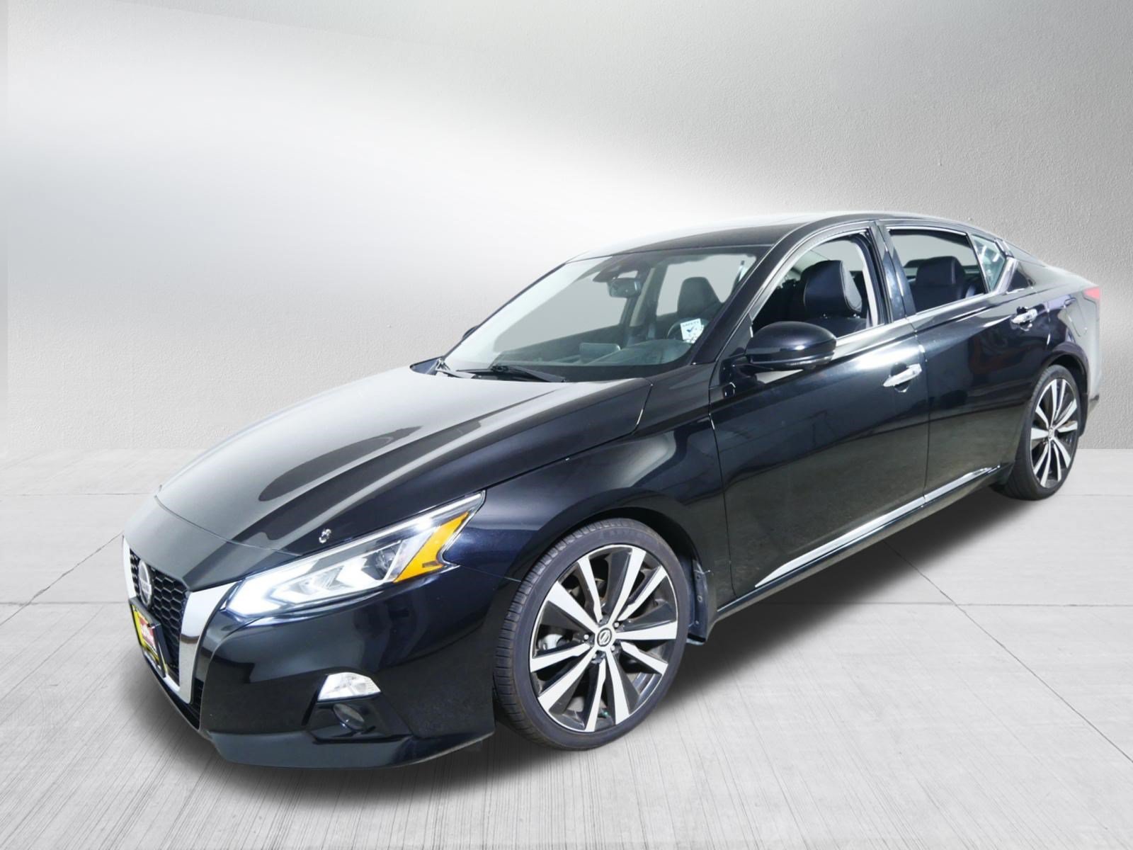 Used 2020 Super Black Nissan 2.0 Platinum image 3