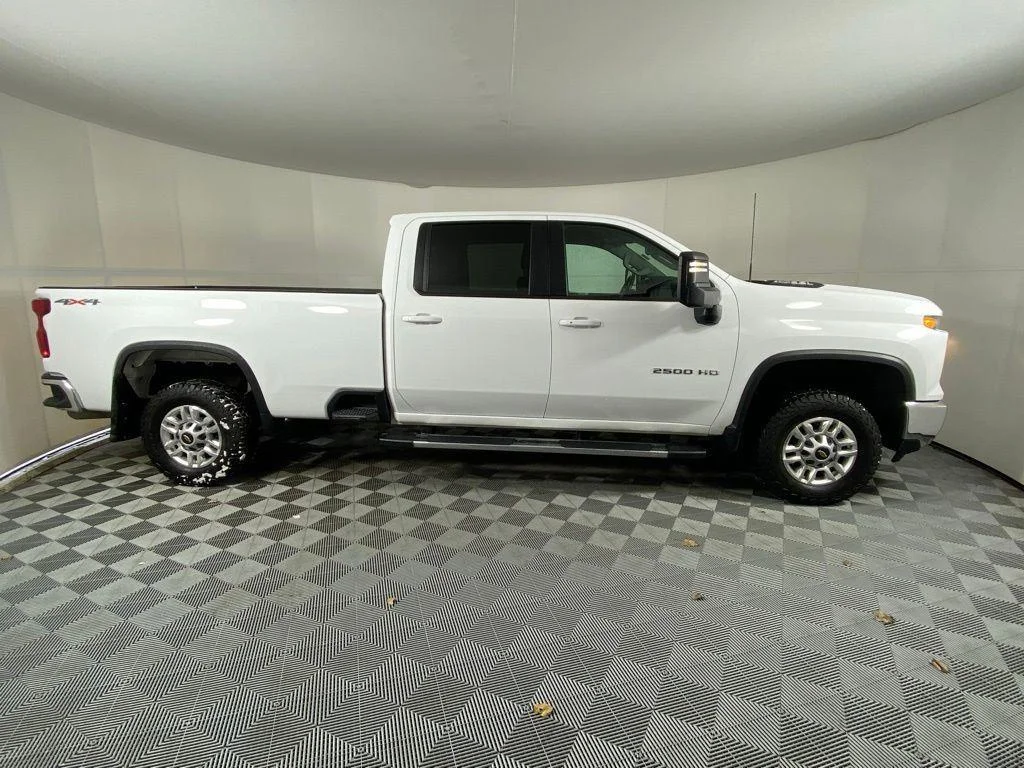 Used 2024 Summit White Chevrolet LT image 11