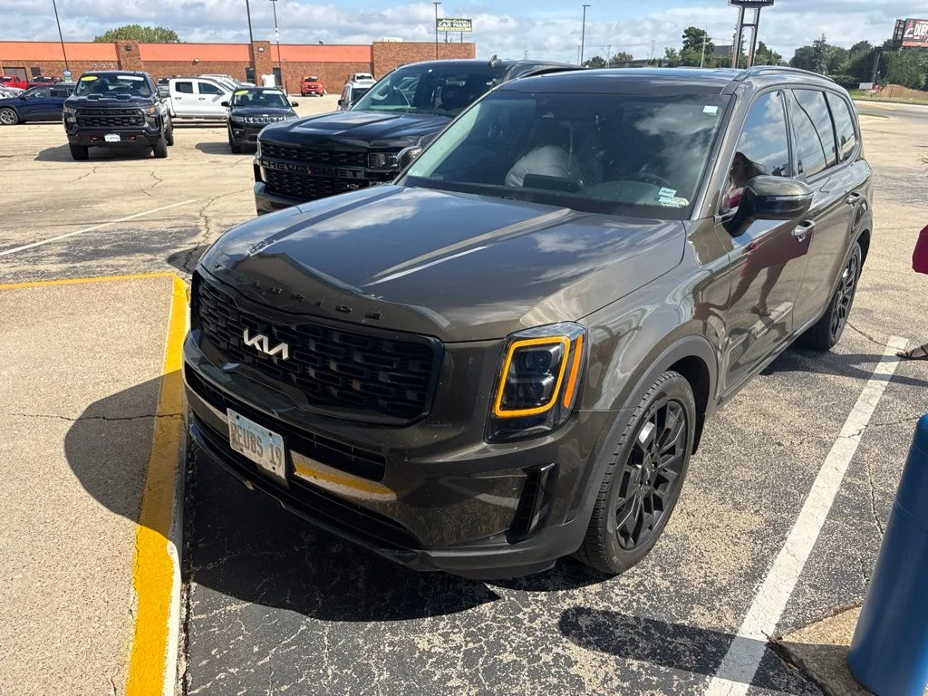 Certified Used 2022 Green Kia EX image 2