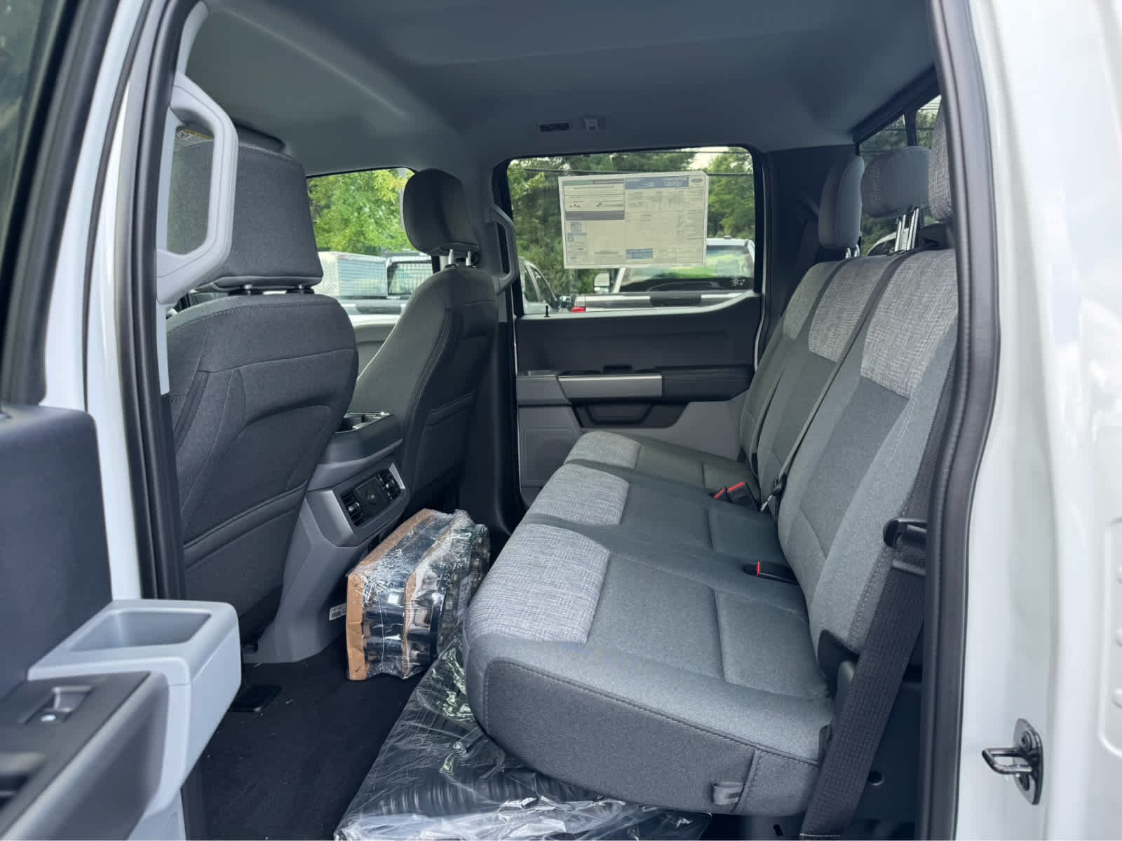 New 2027 Oxford White Ford XLT image 11