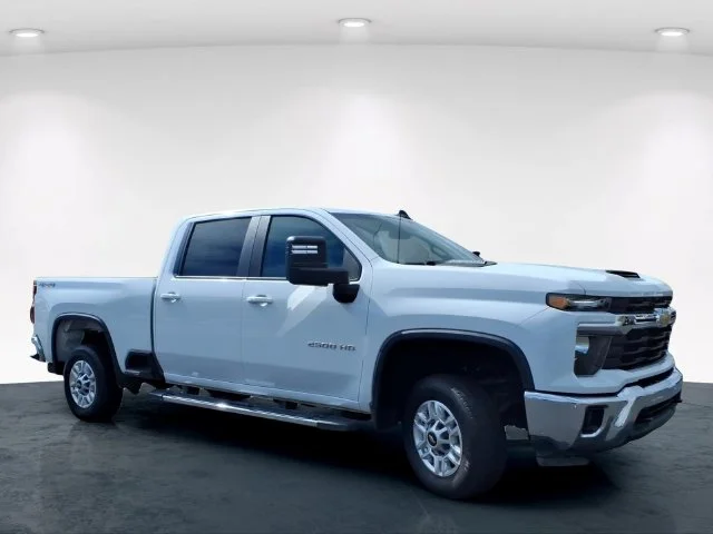 Used 2025 White Chevrolet LT image 5