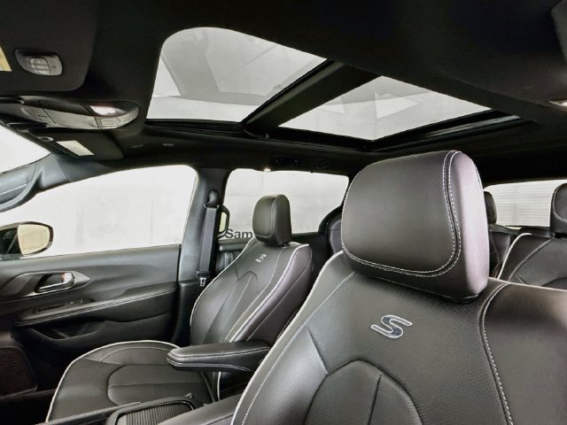 New 2027 Diamond Black Crystal Pearl-Coat Paint Chrysler Limited image 22
