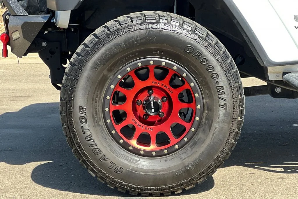 Used 2018 White Jeep Unlimited Sahara image 28