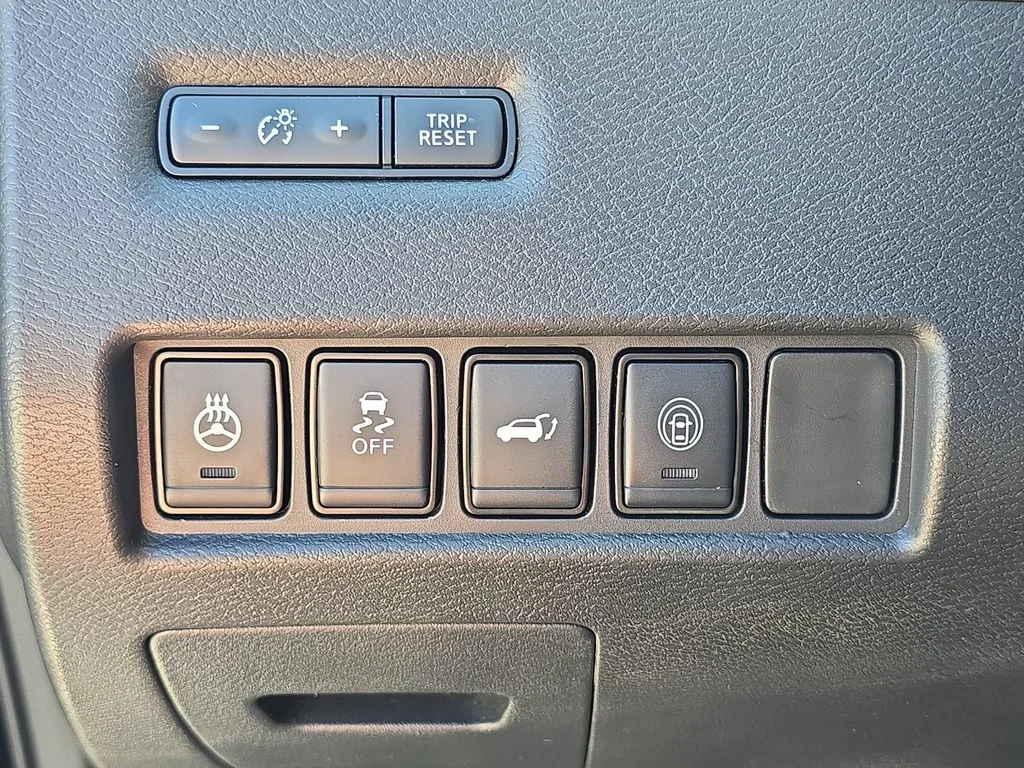 Used 2024  Nissan SV image 18