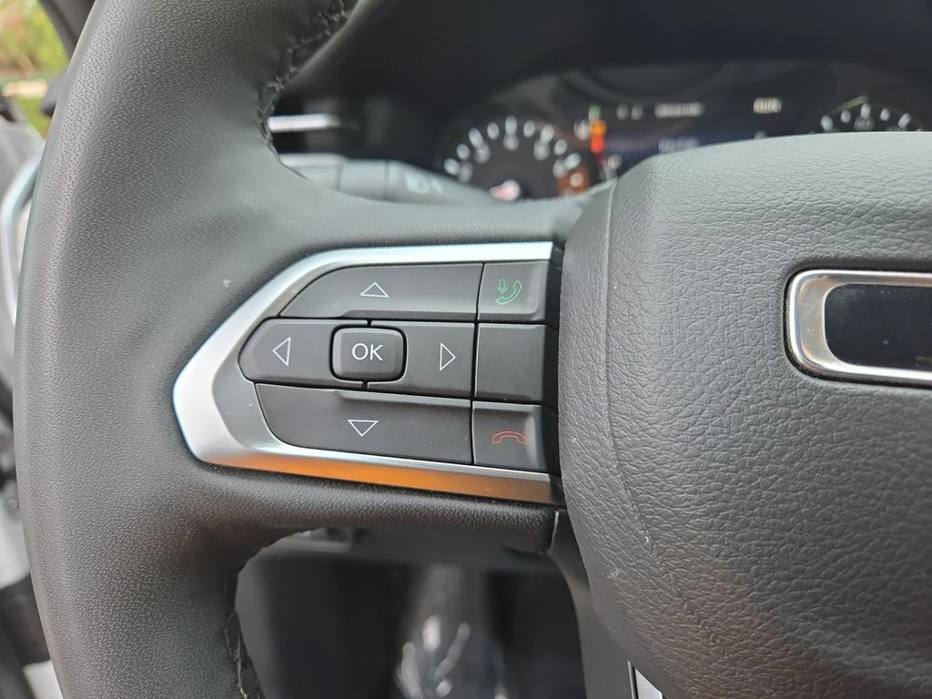 Used 2026 White Jeep Latitude image 24