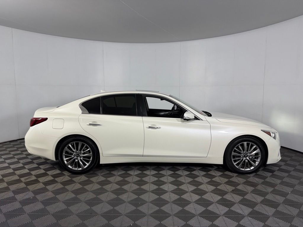 Used 2023 White INFINITI LUXE image 5