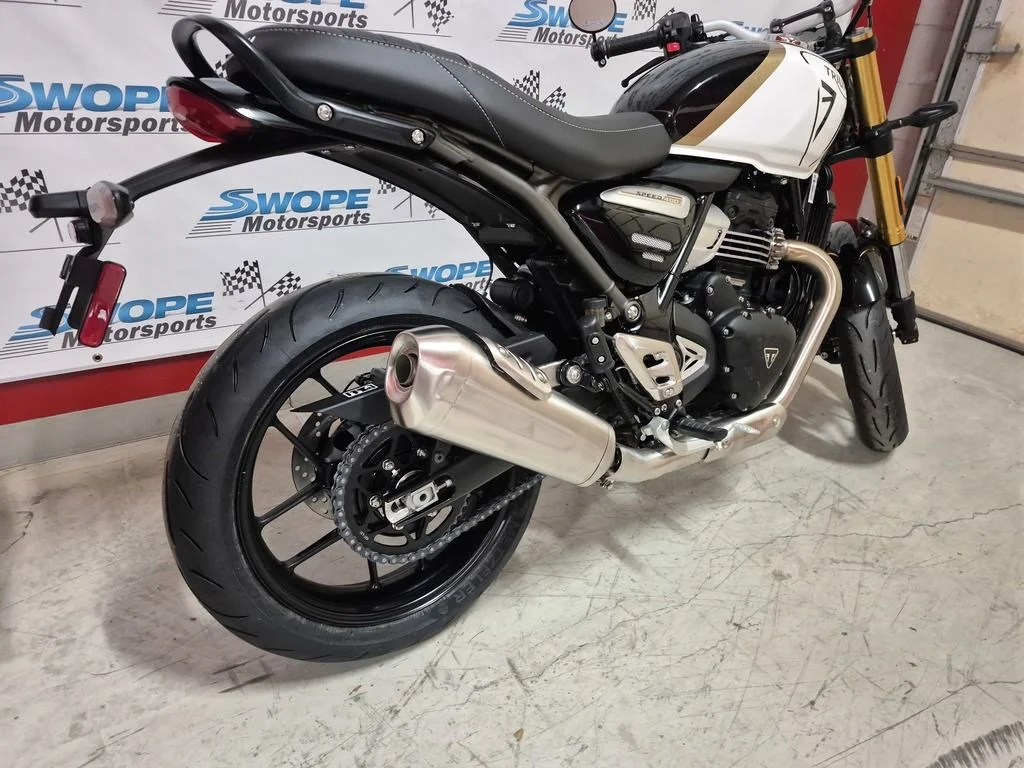 New 2026 white/black Triumph Base image 3