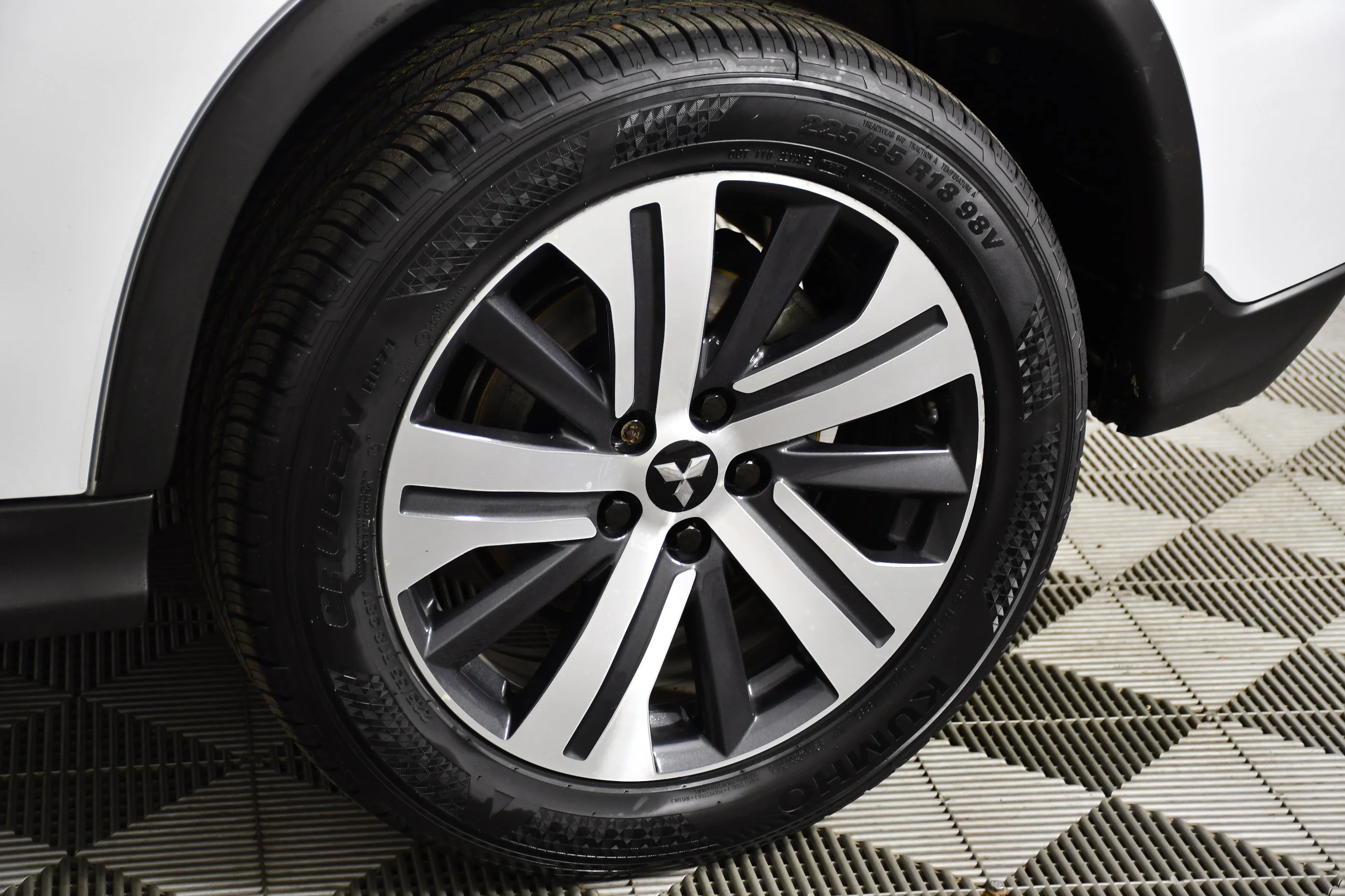 Used 2022 White Diamond Mitsubishi ES image 49