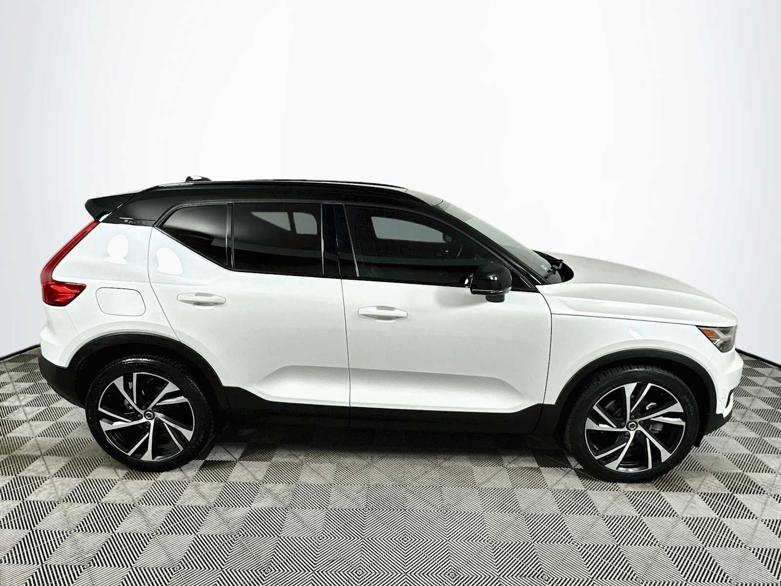 Used 2020 CRYSTAL WHITE MET Volvo R-Design image 8