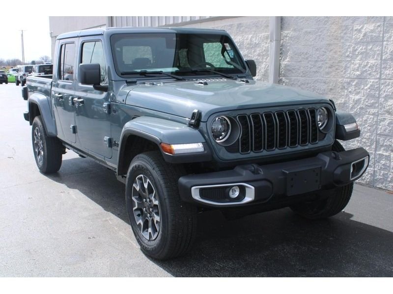 New 2026 Anvil Clear-Coat Exterior Paint Jeep Sahara 4x4 image 2