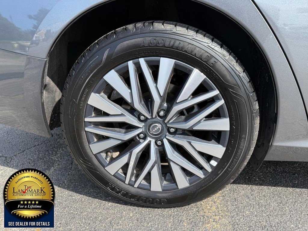 Used 2025 Gun Metallic Nissan SV FWD image 19