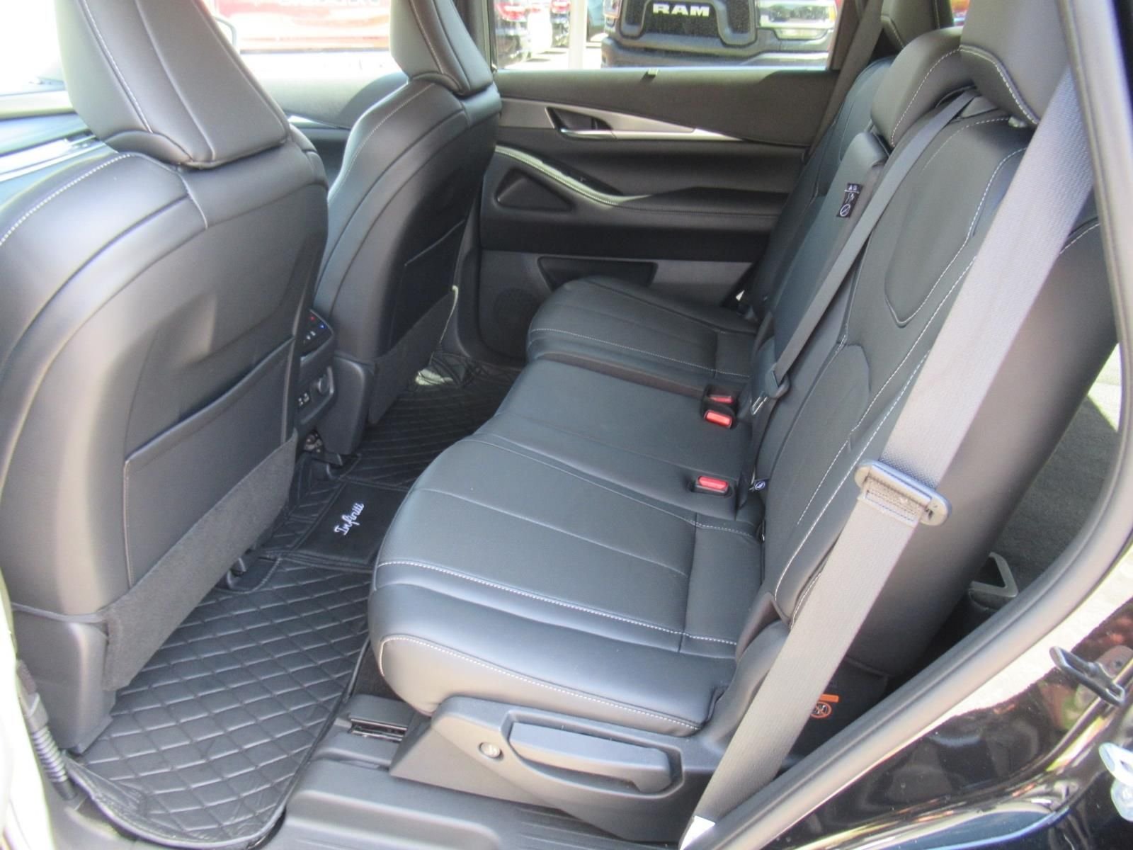 Used 2023 Black INFINITI LUXE image 37