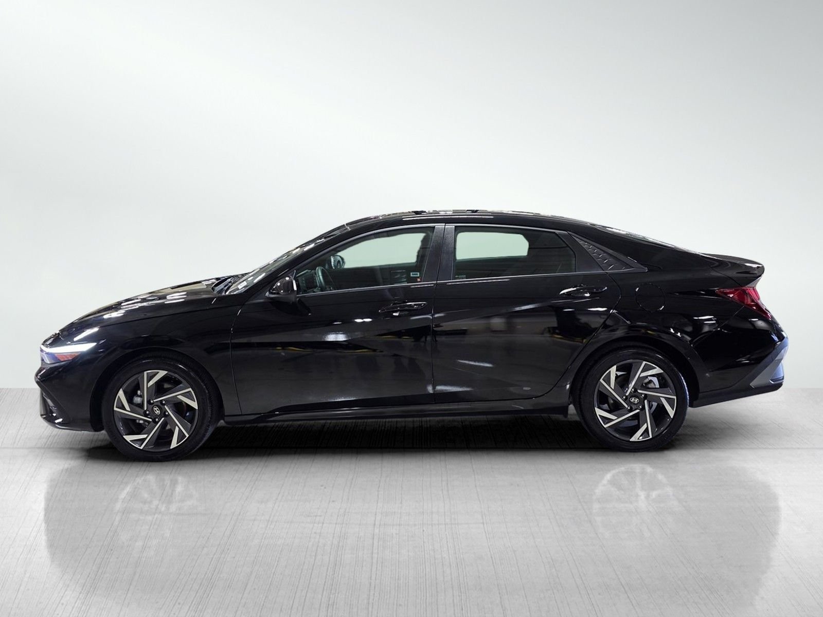 Used 2025 Abyss Black Hyundai SEL Sport image 4
