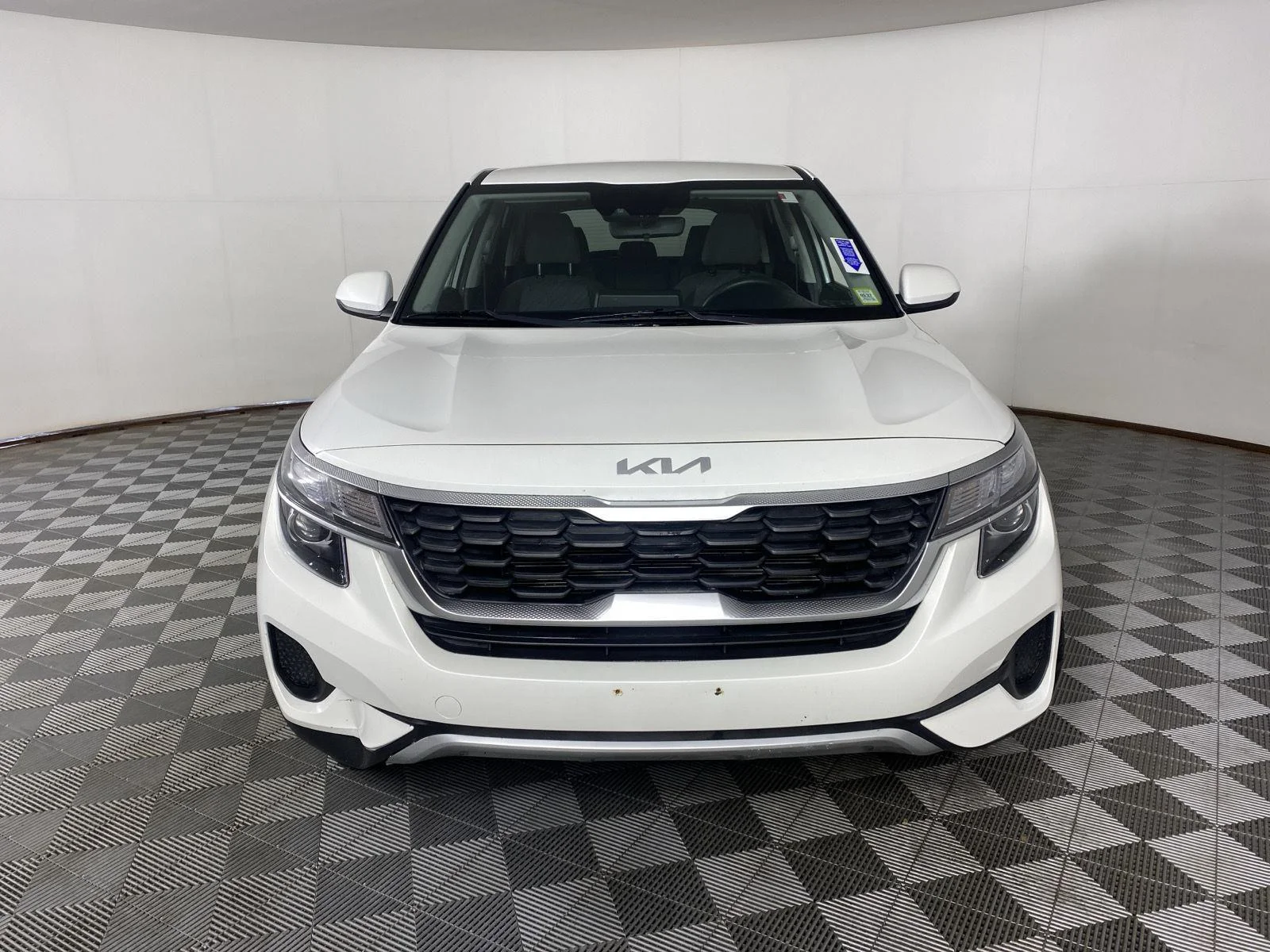 Used 2022 Snow White Pearl Kia LX image 17