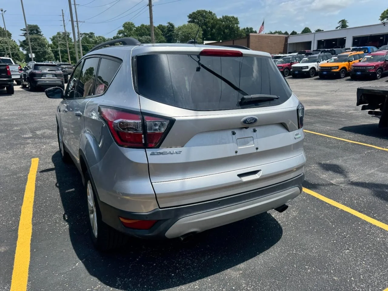 Used 2017 Ingot Silver Metallic Ford SE FWD image 9