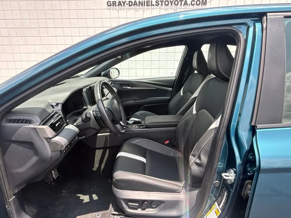 Used 2025  Toyota SE image 4