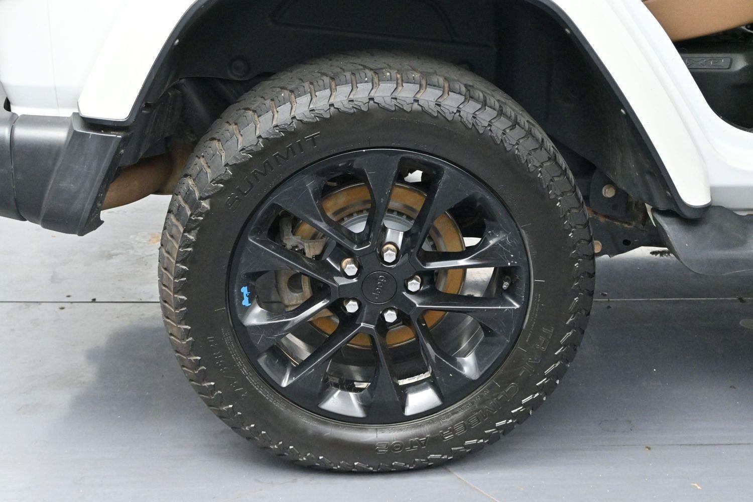 Used 2022 Bright White Clearcoat Jeep Unlimited Sahara image 33