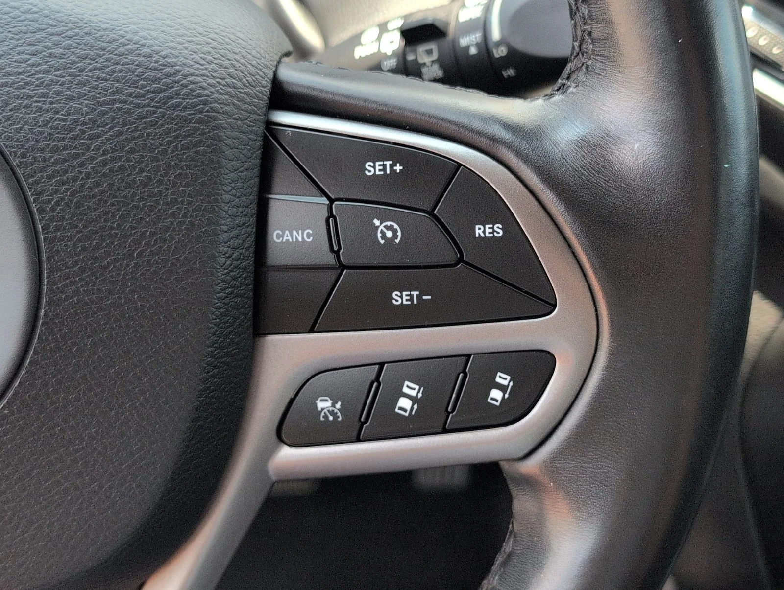 Used 2019 White Jeep Overland image 25