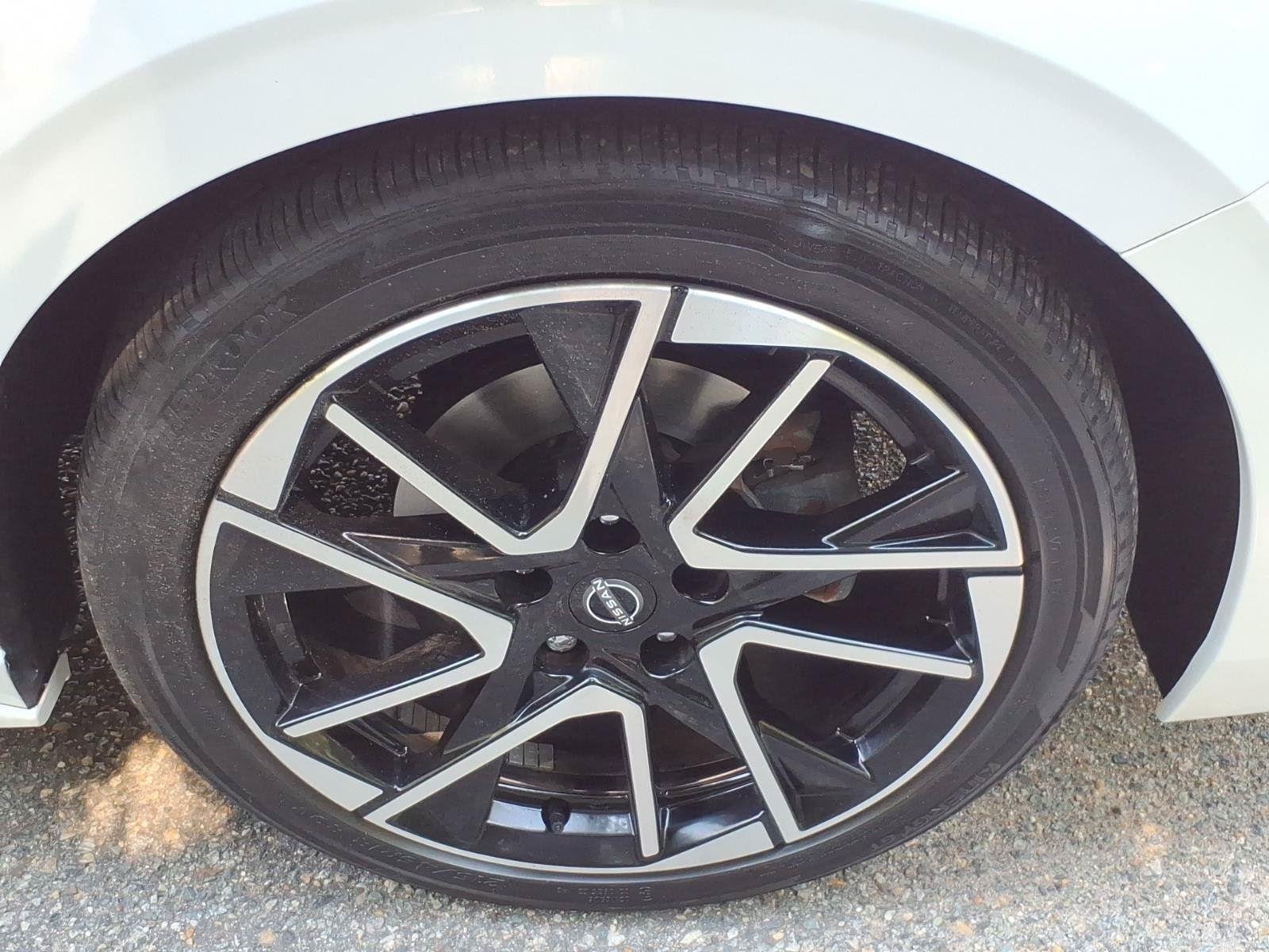 Used 2025 Aspen White Tricoat/Super Black Nissan SR image 9