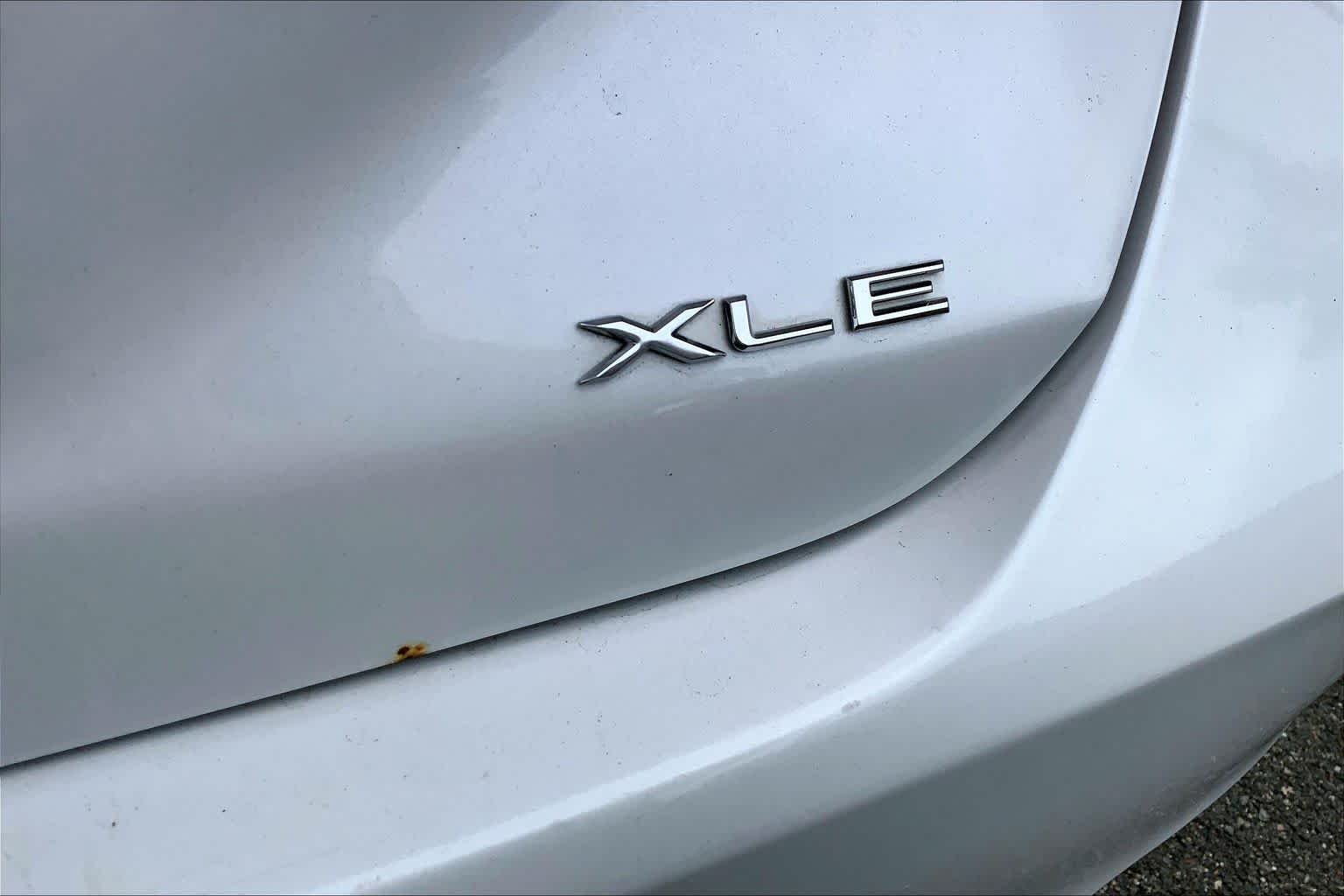 Used 2019 Wind Chill Pearl Toyota XLE image 10