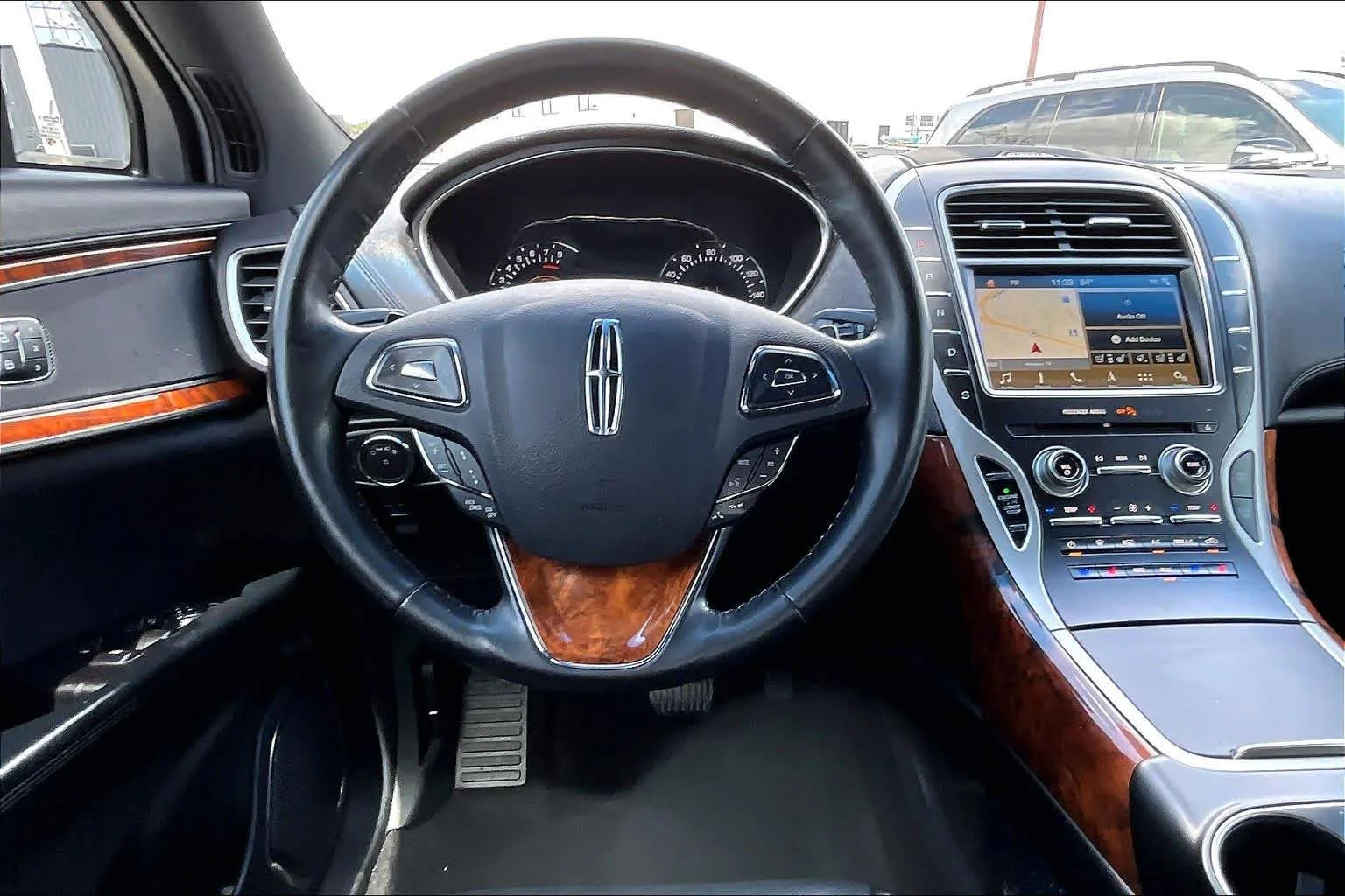 Used 2018 White Platinum Metallic Tri-Coat Lincoln Reserve image 6