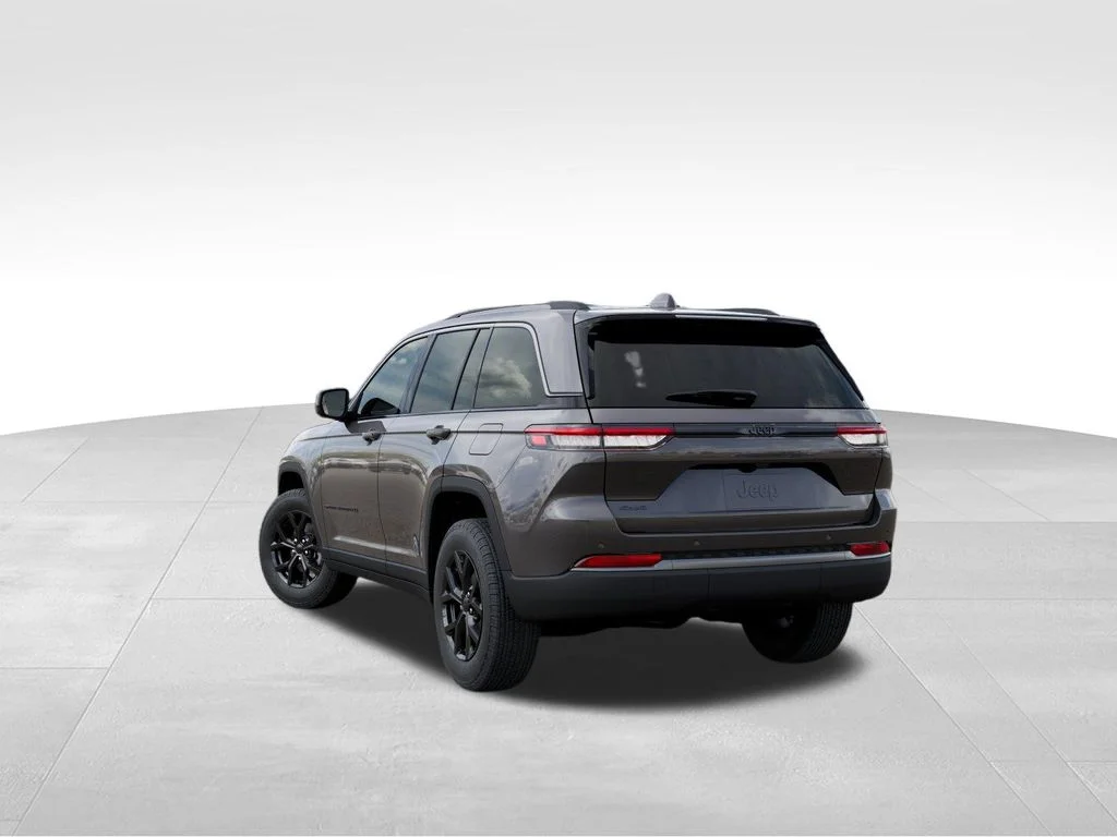 New 2026 Baltic Gray Metallic Clear-Coat Exterior Paint Jeep Laredo Altitude image 3