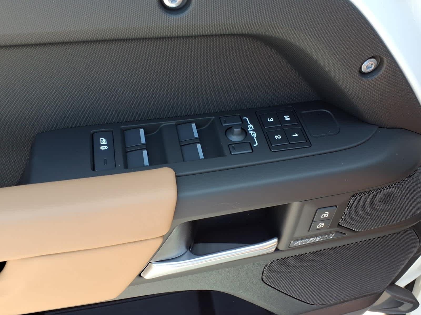 New 2026 Fuji White Land Rover X-Dynamic SE image 17