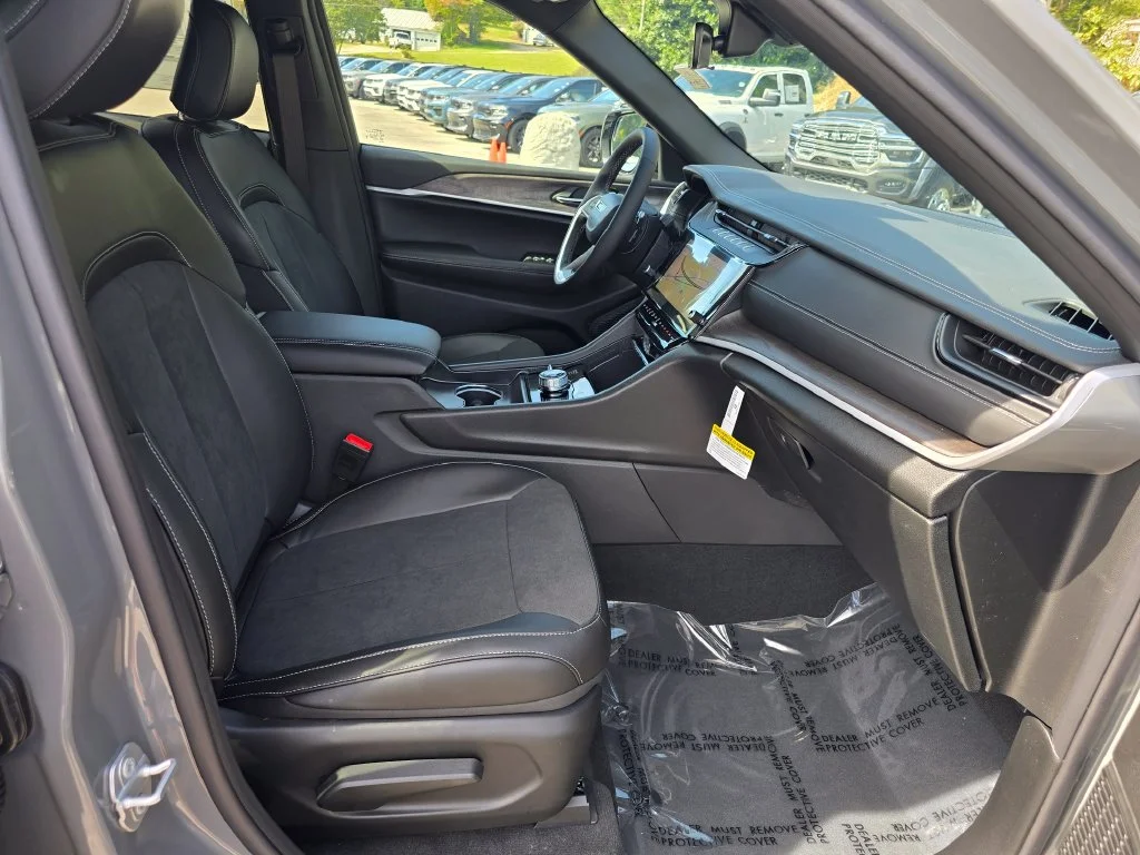 New 2027 Gray Jeep Laredo Altitude image 27